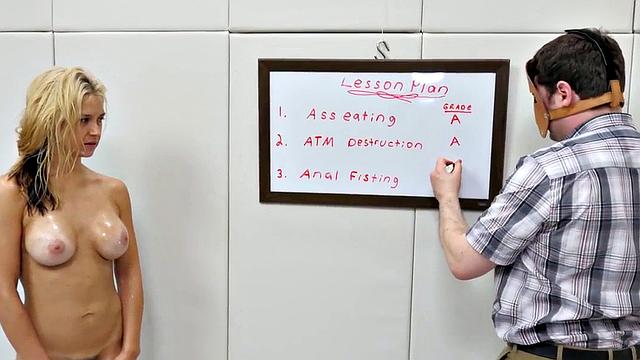 блондинка сначала давится хуем, потом развлекает аналом