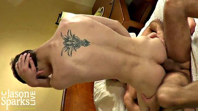 смотри, как lucas owens и aiden woods трахаются по-жёсткому без резинки в индианаполисе