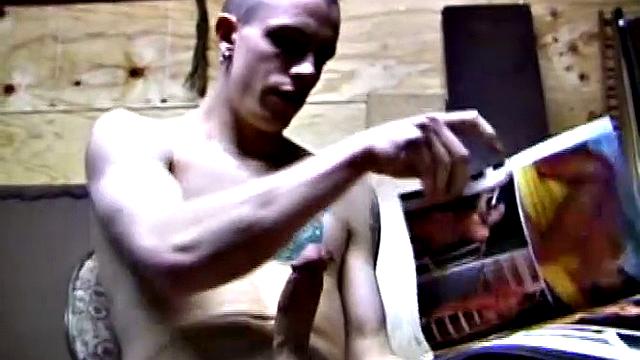 Шейн дрочит и кончает на камеру для геев.