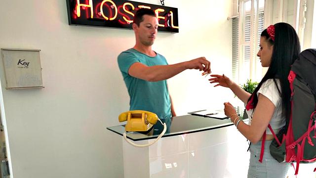 сексуальная постоялица в хостеле - сначала лижет, потом жестко трахается со служащим