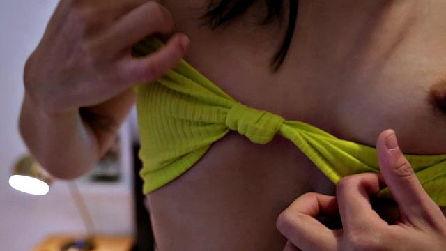 Кимми соблазняет гибким телом и тугой азиатской киской