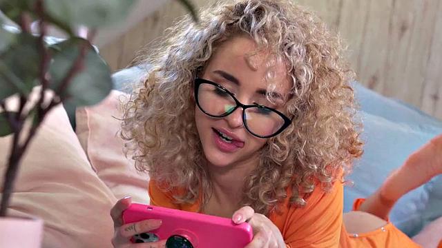 Skinny babe rides her BF at hostel