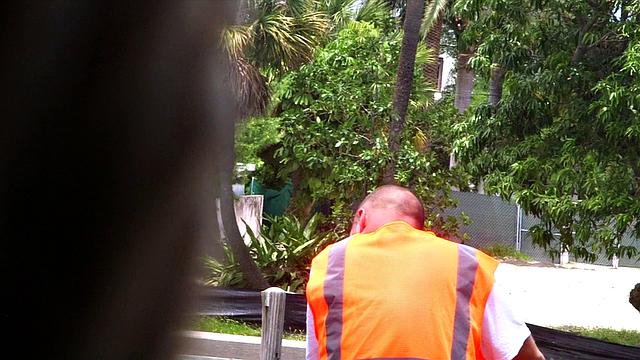 русская блондинка с большими сиськами трахается с рабочим и получает густой конч на попу