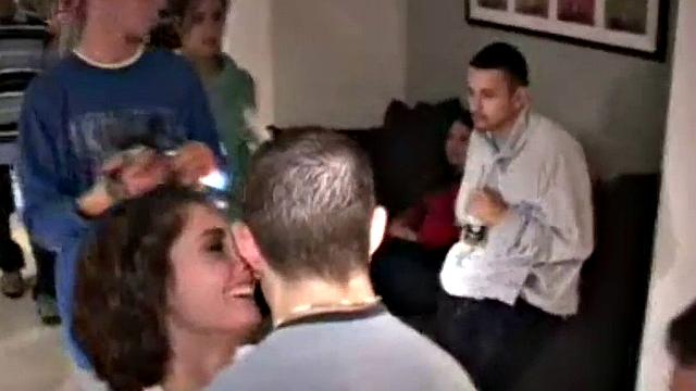 раскрепощённая студентка жадно дрочит узкую киску подруги