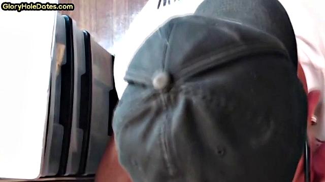 бородатый папаша сосёт в дырке так, что стены дрожат