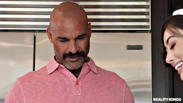 жена ушла - муж залез к горничной с грудями, тайный трах на диване