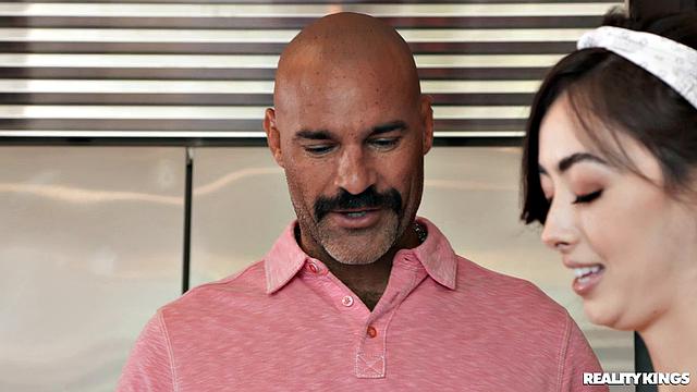 жена ушла - муж залез к горничной с грудями, тайный трах на диване