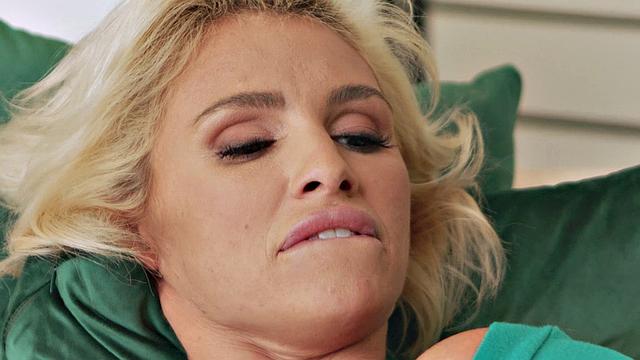 зрелая блондинка с мужем пробует новые удовольствия