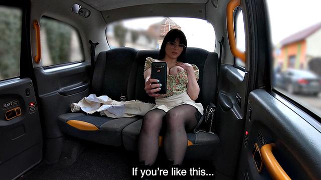 таксистка с очками отсасывает и трахается на заднем сиденье