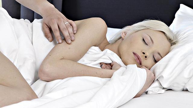 блондинка заливает кофе свежим молочком утром