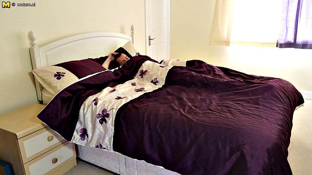 британская мамка учит молодого озорным шалостям