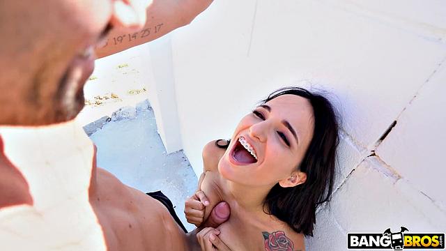 Клаудия Бавел мстит бывшему мощным уличным сексом с Potro De Bilbao у его двери, а сосед чуть не застукал за минетом и в итоге финиш - прямо на лицо, ревность лечится так!