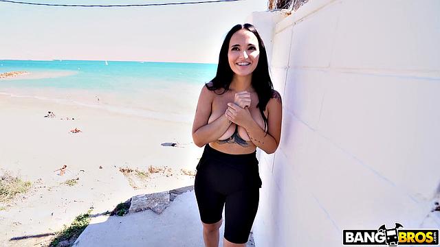 Клаудия Бавел мстит бывшему мощным уличным сексом с Potro De Bilbao у его двери, а сосед чуть не застукал за минетом и в итоге финиш - прямо на лицо, ревность лечится так!