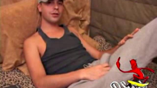 Винченцо не сдерживается - заливает себя спермой и слизывает всё до капли