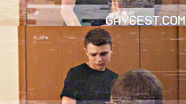 накачанные парни меняются партнёрами в дерзком групповом сексе