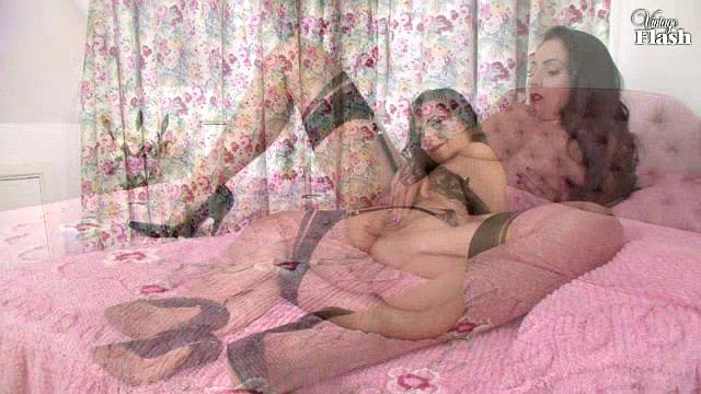 смотри, как софия делейн соблазняет в черном белье и на каблуках