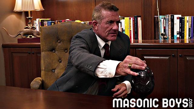 Тайлер набирает парня, а там уже очередь в задницу