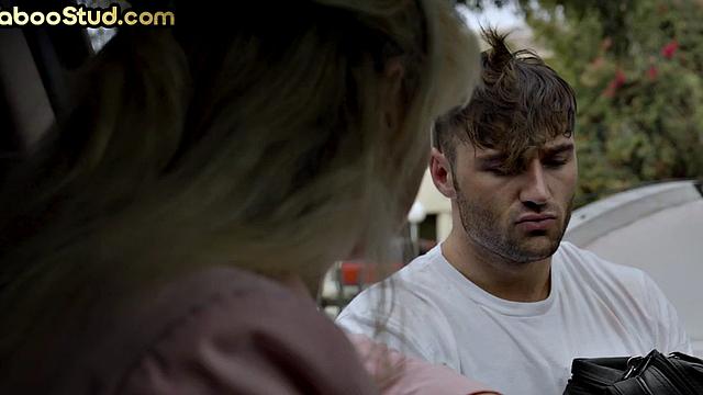 похотливый отчим получает римминг и жёстко трахается с пасынком