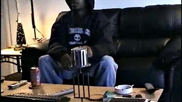 Тиггр сосёт член чёрному парню и кончает на лицо в гей-сцене.