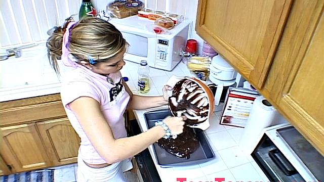 Topanga печет торт и дрочит, пока шоколад тает на киске - вот где настоящий десерт!