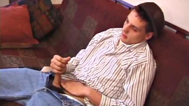 смотри, как ганнер рейнс дрочит и слизывает свою сперму