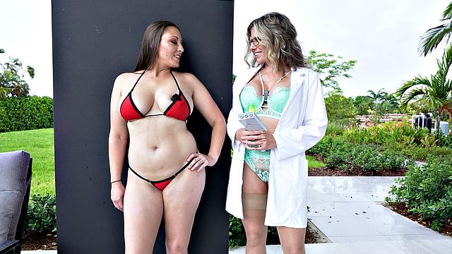 две зрелые мачехи соблазняют пасынка в страстном трио