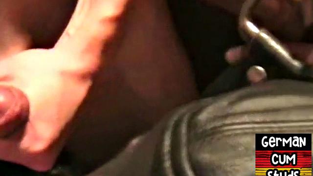 немец в маске в слинге понял, что шутки кончились