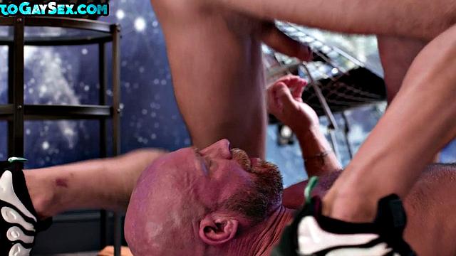 Брутальный татушный папик скачет на члене спортсмена прямо на улице