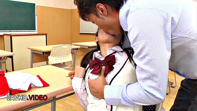 Японка мастурбирует перед Miu Suzuha, показывая страсть и желание.