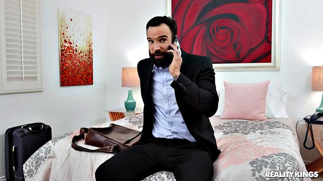 Аила Донован трахается с коллегой за спиной жены на деловой встрече после работы.