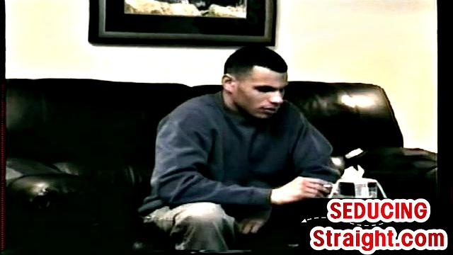 Гей выманил натурала на дрочку по старинке, а тот не растерялся и в ответ словил кайф с иронией эпохи VHS.