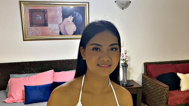 тайская брюнетка в белье трахается на кровати