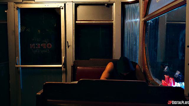 Джуси Сильвер трахается в тачке и мочит вампиров ночью в клубе