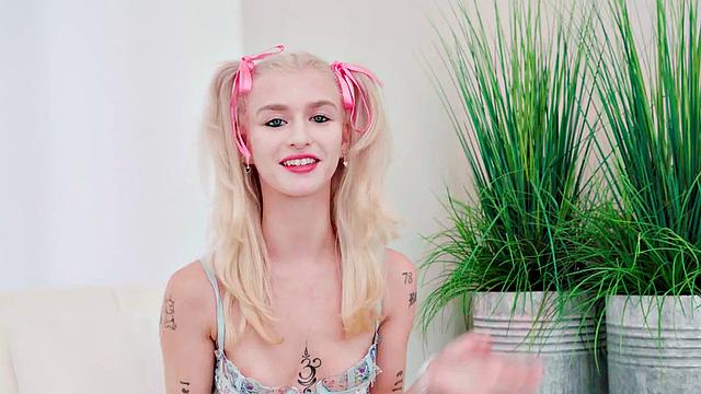 озабоченная глотает член до конца в дерзком pov