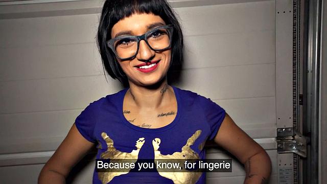 грудастая на публике получает по полной - спектакль для прохожих