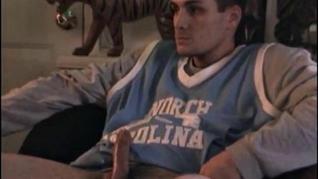 Тони мечтает об Xbox, а пока гоняет джойстик на свой лад