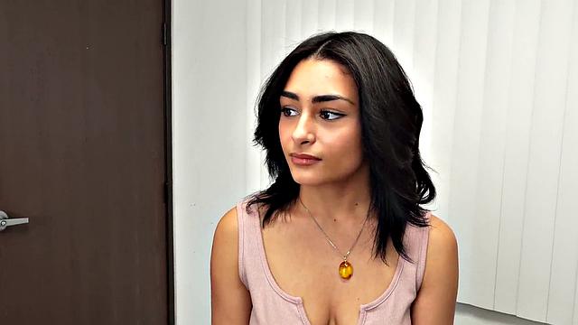 рыжая с огромными сиськами лечится у доктора прямо в скорой