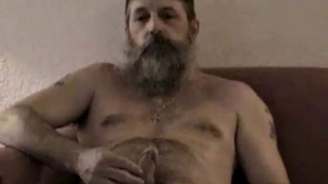 бородатый дальнобойщик сосет член и получает жёстко в зад