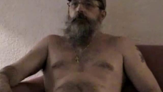 бородатый дальнобойщик сосет член и получает жёстко в зад