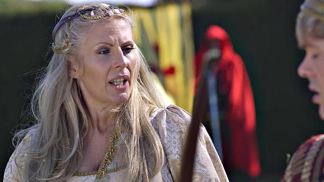 похотливый король устраивает дворцовую порнуху с наложницами