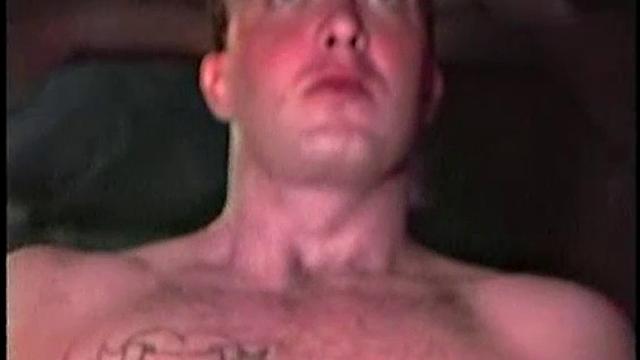 Марк раздевается и дрочит свой толстый член на камеру