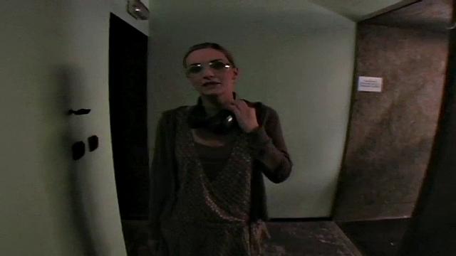 в общаге киска намокла-хи-хи, большой хер творит чудеса на публике