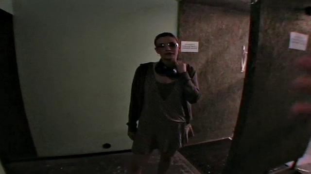 в общаге киска намокла-хи-хи, большой хер творит чудеса на публике