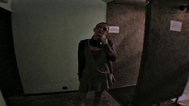 в общаге киска намокла-хи-хи, большой хер творит чудеса на публике