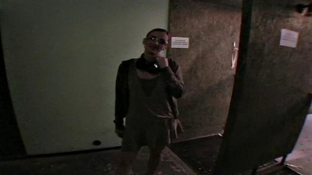 в общаге киска намокла-хи-хи, большой хер творит чудеса на публике