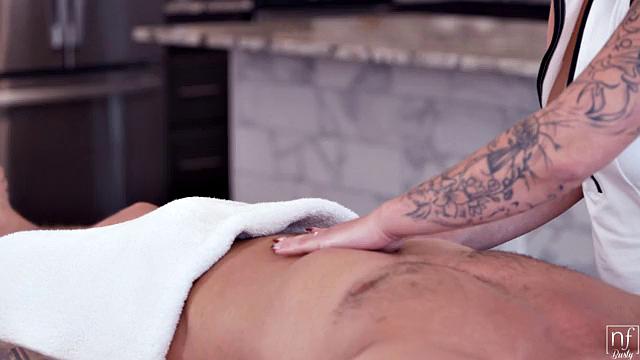 Блондинка с короткой стрижкой разминает член и капает на простыню, а Gypsy Rose с Quinton James разгоняются до оргазма с массажем и сквиртом - работа не для слабаков.