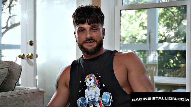 волосатый хряк меняет позу и насаживает качка - фитнес отдыхает