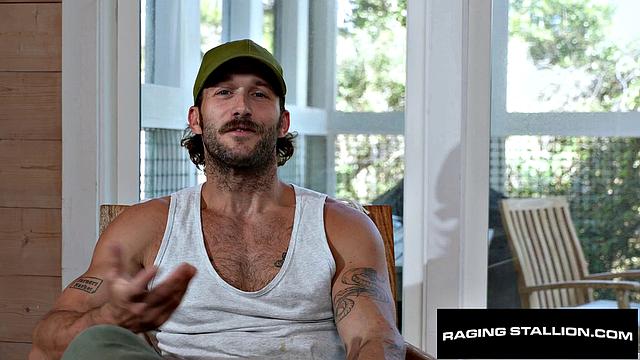 волосатый хряк меняет позу и насаживает качка - фитнес отдыхает