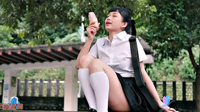 Han Yan Teases in AV Jiali