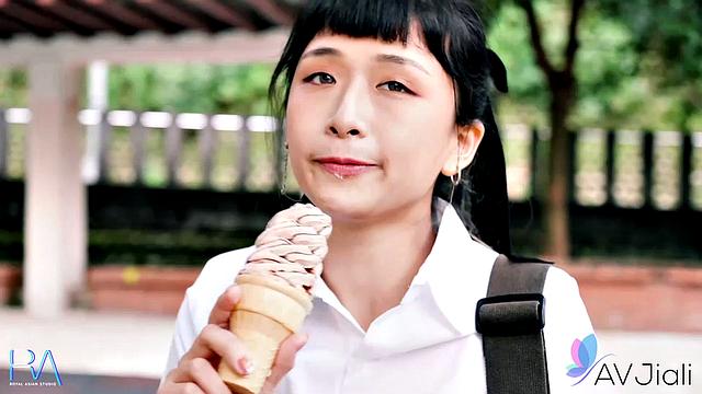 Han Yan Teases in AV Jiali